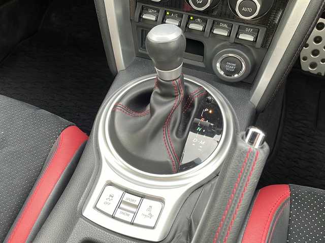 トヨタ ８６ GT リミテッド ブラックPKG 岐阜県 2018(平30)年 6万km ダークグレーメタリック 純正ＳＤナビ　/フルセグテレビ　/ＥＴＣ２．０　/クルコン　/バックカメラ　/コーナーセンサー前後　/オートライト　/エアバッグＷ＋サイド　/ＬＥＤヘッドライト　/スマートキー　/ＭＴモード付ＡＴ　/プッシュスタート/レザーシート/シートヒーターD＋N席/純正アルミホイール/ABS/横滑り防止装置/CDチェンジャー/AAC/レッドキャリパー/リヤウイング