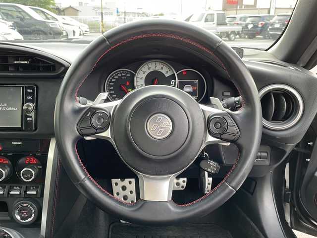 トヨタ ８６ GT リミテッド ブラックPKG 岐阜県 2018(平30)年 6万km ダークグレーメタリック 純正ＳＤナビ　/フルセグテレビ　/ＥＴＣ２．０　/クルコン　/バックカメラ　/コーナーセンサー前後　/オートライト　/エアバッグＷ＋サイド　/ＬＥＤヘッドライト　/スマートキー　/ＭＴモード付ＡＴ　/プッシュスタート/レザーシート/シートヒーターD＋N席/純正アルミホイール/ABS/横滑り防止装置/CDチェンジャー/AAC/レッドキャリパー/リヤウイング