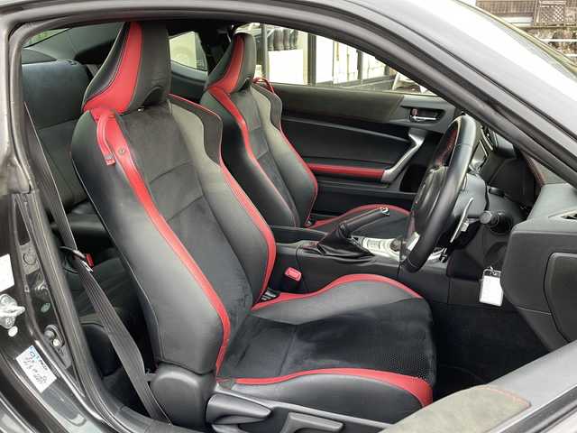 トヨタ ８６ GT リミテッド ブラックPKG 岐阜県 2018(平30)年 6万km ダークグレーメタリック 純正ＳＤナビ　/フルセグテレビ　/ＥＴＣ２．０　/クルコン　/バックカメラ　/コーナーセンサー前後　/オートライト　/エアバッグＷ＋サイド　/ＬＥＤヘッドライト　/スマートキー　/ＭＴモード付ＡＴ　/プッシュスタート/レザーシート/シートヒーターD＋N席/純正アルミホイール/ABS/横滑り防止装置/CDチェンジャー/AAC/レッドキャリパー/リヤウイング