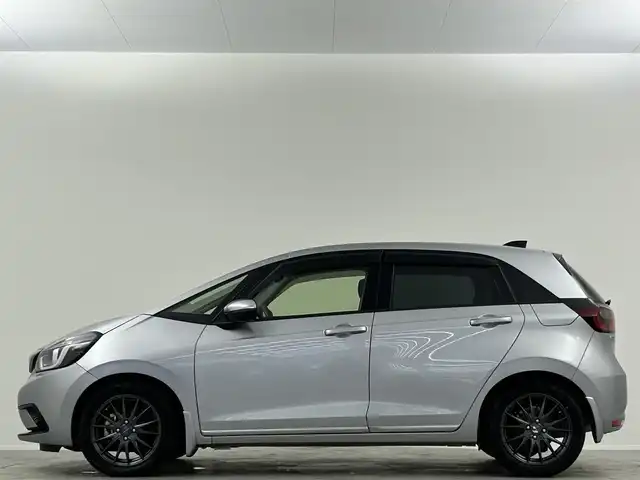 ホンダ フィット e:HEVリュクス 埼玉県 2020(令2)年 4.3万km ルナシルバーM メーカーOPナビ　バックカメラ　前後ドラレコ　レーダークルコン　レーンアシスト　コーナーセンサー　フルセグ　純正AWサマータイヤ車載　ハーフレザー　前席シートヒーター　スペアキー　ワイヤレス充電
