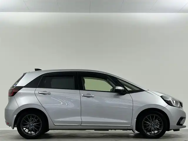 ホンダ フィット e:HEVリュクス 埼玉県 2020(令2)年 4.3万km ルナシルバーM メーカーOPナビ　バックカメラ　前後ドラレコ　レーダークルコン　レーンアシスト　コーナーセンサー　フルセグ　純正AWサマータイヤ車載　ハーフレザー　前席シートヒーター　スペアキー　ワイヤレス充電