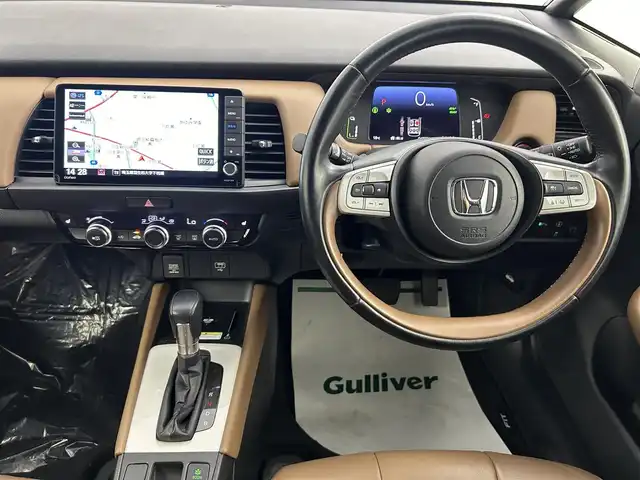 ホンダ フィット e:HEVリュクス 埼玉県 2020(令2)年 4.3万km ルナシルバーM メーカーOPナビ　バックカメラ　前後ドラレコ　レーダークルコン　レーンアシスト　コーナーセンサー　フルセグ　純正AWサマータイヤ車載　ハーフレザー　前席シートヒーター　スペアキー　ワイヤレス充電