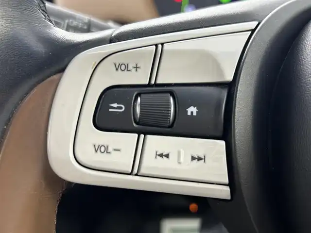 ホンダ フィット e:HEVリュクス 埼玉県 2020(令2)年 4.3万km ルナシルバーM メーカーOPナビ　バックカメラ　前後ドラレコ　レーダークルコン　レーンアシスト　コーナーセンサー　フルセグ　純正AWサマータイヤ車載　ハーフレザー　前席シートヒーター　スペアキー　ワイヤレス充電