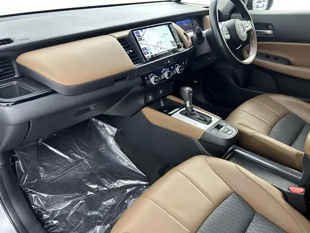 ホンダ フィット e:HEVリュクス 埼玉県 2020(令2)年 4.3万km ルナシルバーM メーカーOPナビ　バックカメラ　前後ドラレコ　レーダークルコン　レーンアシスト　コーナーセンサー　フルセグ　純正AWサマータイヤ車載　ハーフレザー　前席シートヒーター　スペアキー　ワイヤレス充電