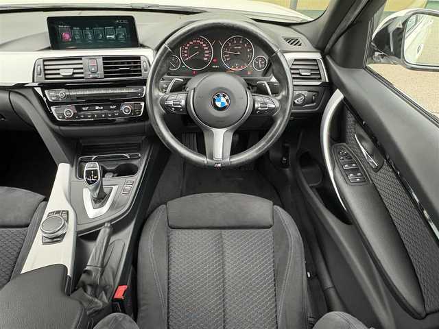 ＢＭＷ ３２０ｉ xDrive Mスポーツ 石川県 2018(平30)年 3.4万km 白 ４WD/純正メモリナビ/〈BT／AM／FM／DVD〉/バックカメラ/パワーシート〈前席〉/シートメモリー/ステアリングスイッチ/パドルシフト/パワーバックドア/クルーズコントロール/アイドリングストップ/LEDヘッドライト/オートライト/オートマチックハイビーム/ドライブレコーダー/ビルトインETC