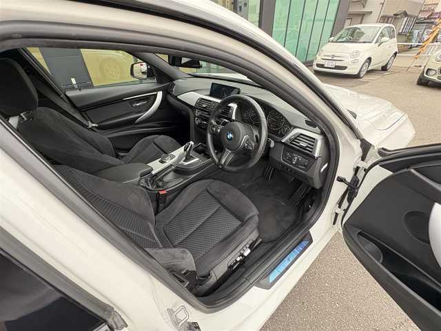 ＢＭＷ ３２０ｉ xDrive Mスポーツ 石川県 2018(平30)年 3.4万km 白 ４WD/純正メモリナビ/〈BT／AM／FM／DVD〉/バックカメラ/パワーシート〈前席〉/シートメモリー/ステアリングスイッチ/パドルシフト/パワーバックドア/クルーズコントロール/アイドリングストップ/LEDヘッドライト/オートライト/オートマチックハイビーム/ドライブレコーダー/ビルトインETC