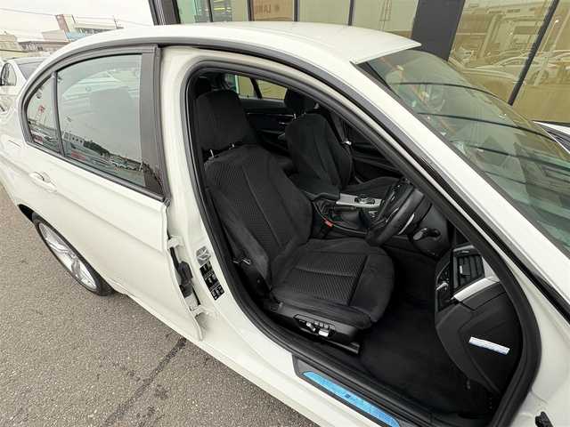 ＢＭＷ ３２０ｉ xDrive Mスポーツ 石川県 2018(平30)年 3.4万km 白 ４WD/純正メモリナビ/〈BT／AM／FM／DVD〉/バックカメラ/パワーシート〈前席〉/シートメモリー/ステアリングスイッチ/パドルシフト/パワーバックドア/クルーズコントロール/アイドリングストップ/LEDヘッドライト/オートライト/オートマチックハイビーム/ドライブレコーダー/ビルトインETC