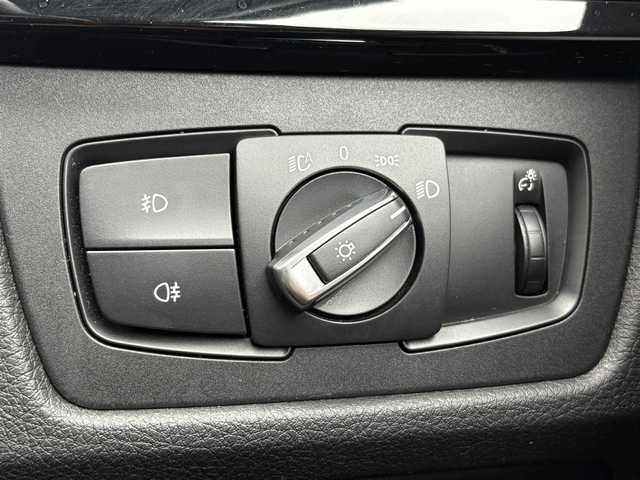 ＢＭＷ ３２０ｉ xDrive Mスポーツ 石川県 2018(平30)年 3.4万km 白 ４WD/純正メモリナビ/〈BT／AM／FM／DVD〉/バックカメラ/パワーシート〈前席〉/シートメモリー/ステアリングスイッチ/パドルシフト/パワーバックドア/クルーズコントロール/アイドリングストップ/LEDヘッドライト/オートライト/オートマチックハイビーム/ドライブレコーダー/ビルトインETC