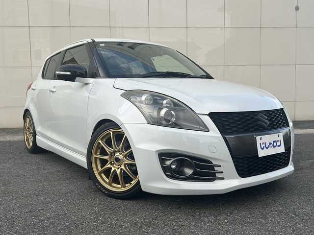 スズキ スイフト スポーツ 埼玉県 2013(平25)年 7.2万km スノーホワイトパール (株)IDOMが運営する【じしゃロン熊谷店】の自社ローン専用車両になりますこちらは現金またはオートローンご利用時の価格です。自社ローンご希望の方は別途その旨お申付け下さい/マニュアル車/禁煙車/社外オーディオ/クルーズコントロール/オートエアコン/ドライブレコーダー（前後）/ETC/オートライト/プッシュスタート/ステアリングスイッチ/フォグランプ/車高調/スマートキー/スペアキー×１