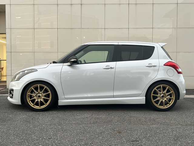 スズキ スイフト スポーツ 埼玉県 2013(平25)年 7.2万km スノーホワイトパール (株)IDOMが運営する【じしゃロン熊谷店】の自社ローン専用車両になりますこちらは現金またはオートローンご利用時の価格です。自社ローンご希望の方は別途その旨お申付け下さい/マニュアル車/禁煙車/社外オーディオ/クルーズコントロール/オートエアコン/ドライブレコーダー（前後）/ETC/オートライト/プッシュスタート/ステアリングスイッチ/フォグランプ/車高調/スマートキー/スペアキー×１