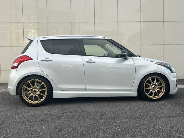 スズキ スイフト スポーツ 埼玉県 2013(平25)年 7.2万km スノーホワイトパール (株)IDOMが運営する【じしゃロン熊谷店】の自社ローン専用車両になりますこちらは現金またはオートローンご利用時の価格です。自社ローンご希望の方は別途その旨お申付け下さい/マニュアル車/禁煙車/社外オーディオ/クルーズコントロール/オートエアコン/ドライブレコーダー（前後）/ETC/オートライト/プッシュスタート/ステアリングスイッチ/フォグランプ/車高調/スマートキー/スペアキー×１