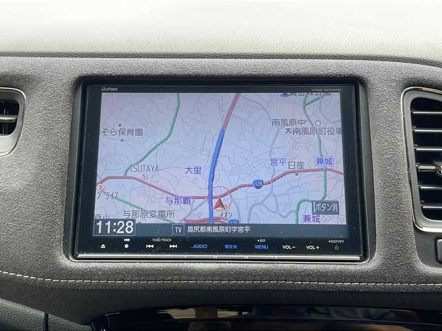 ホンダ ヴェゼル ハイブリッド 沖縄県 2016(平28)年 9.2万km ホワイトオーキッドパール 純正８インチナビ/（ＡＭ／ＦＭ／ＣＤ／ＤＶＤ／ＢＴ）　/バックカメラ　フルセグＴＶ　/衝突軽減システム　/純正１８インチＡＷ　/クルーズコントロール　/ＵＳＢ入力端子　/ＥＴＣ　/ＬＥＤヘッドライト　/スマートキー/プッシュスタート/純正フロアマット/オートライト/レーンキープアシスト