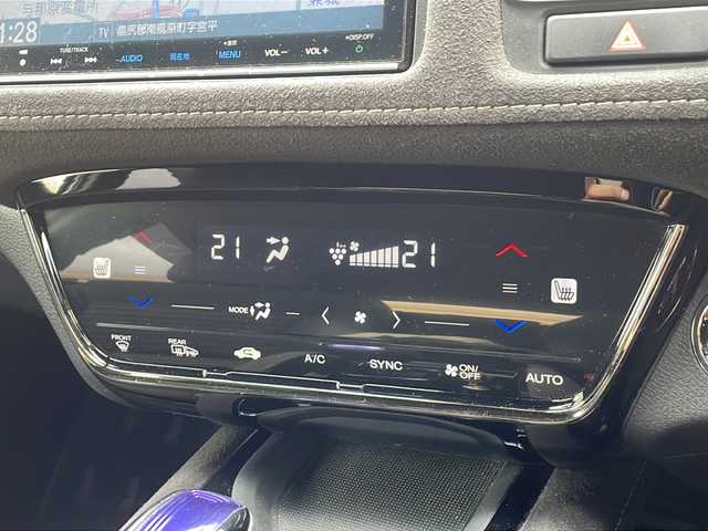 ホンダ ヴェゼル ハイブリッド 沖縄県 2016(平28)年 9.2万km ホワイトオーキッドパール 純正８インチナビ/（ＡＭ／ＦＭ／ＣＤ／ＤＶＤ／ＢＴ）　/バックカメラ　フルセグＴＶ　/衝突軽減システム　/純正１８インチＡＷ　/クルーズコントロール　/ＵＳＢ入力端子　/ＥＴＣ　/ＬＥＤヘッドライト　/スマートキー/プッシュスタート/純正フロアマット/オートライト/レーンキープアシスト