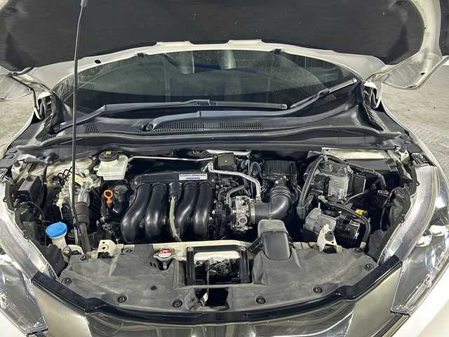 ホンダ ヴェゼル ハイブリッド RS ホンダセンシング 沖縄県 2016(平28)年 9.2万km ホワイトオーキッドパール 禁煙車/純正8インチナビ/【CD/DVD/フルセグTV/BT】/バックカメラ/ETC/ステアリングリモコン/レーダークルーズコントロール/パドルシフト/ハーフレザー/衝突被害軽減ブレーキ/レーンキープアシスト/横滑り防止装置/１８インチ純正アルミ/LEDヘッドライト/オートライト/スマートキー