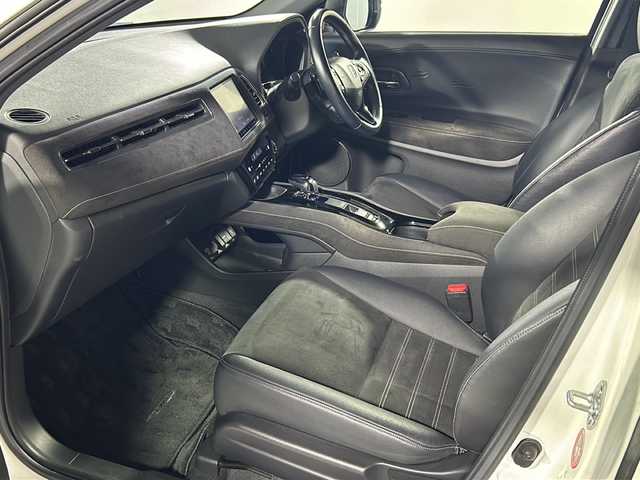 ホンダ ヴェゼル ハイブリッド RS ホンダセンシング 沖縄県 2016(平28)年 9.2万km ホワイトオーキッドパール 禁煙車/純正8インチナビ/【CD/DVD/フルセグTV/BT】/バックカメラ/ETC/ステアリングリモコン/レーダークルーズコントロール/パドルシフト/ハーフレザー/衝突被害軽減ブレーキ/レーンキープアシスト/横滑り防止装置/１８インチ純正アルミ/LEDヘッドライト/オートライト/スマートキー