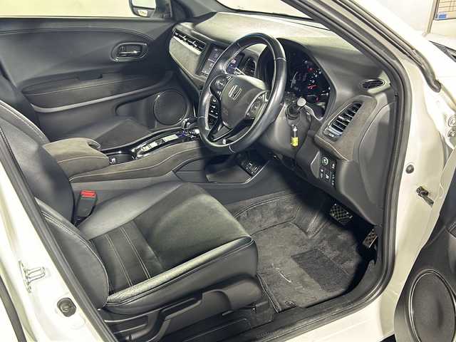 ホンダ ヴェゼル ハイブリッド RS ホンダセンシング 沖縄県 2016(平28)年 9.2万km ホワイトオーキッドパール 禁煙車/純正8インチナビ/【CD/DVD/フルセグTV/BT】/バックカメラ/ETC/ステアリングリモコン/レーダークルーズコントロール/パドルシフト/ハーフレザー/衝突被害軽減ブレーキ/レーンキープアシスト/横滑り防止装置/１８インチ純正アルミ/LEDヘッドライト/オートライト/スマートキー