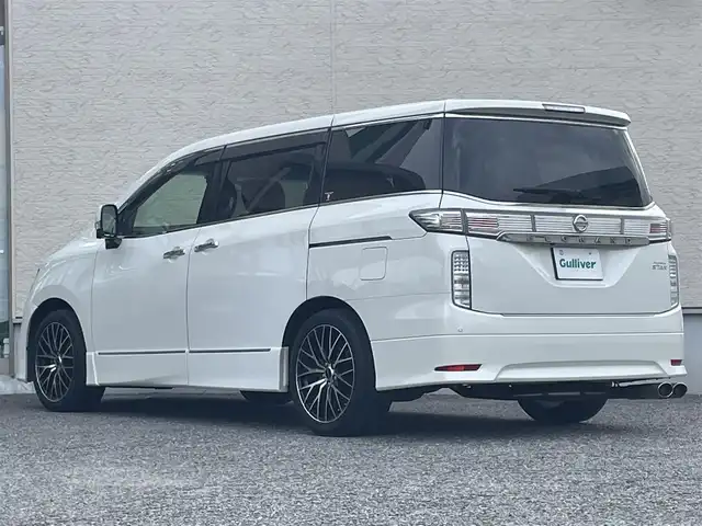 日産 エルグランド 250ハイウェイスター プレミアム 大阪府 2014(平26)年 8.8万km ブリリアントホワイトパール 純正HDDナビ/CD/DVD/フルセグTV/Bluetooth/USB/純正リアエンターテイメントシステム/・後席11インチワイドモニター/・後席リモコン/・ワイヤレスヘッドフォン2個/アラウンドビューモニター/ブラック革シート/パワーシート（前席）/運転席のみメモリー機能付き/シートヒーター（前席）/オットマン/ビルトインETC/両側パワースライドドア/クルーズコントロール/ドライブレコーダー（DRV-340)/AC100V/社外マフラー（柿本）/社外19インチAW/LEDヘッドランプ/フォグランプ/フロントソナー/バックソナー/革巻ステアリング/ステアリングスイッチ/プッシュスタート/スマートキー×２/取扱説明書/保証書