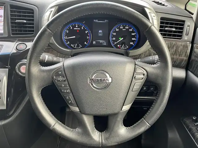 日産 エルグランド 250ハイウェイスター プレミアム 大阪府 2014(平26)年 8.8万km ブリリアントホワイトパール 純正HDDナビ/CD/DVD/フルセグTV/Bluetooth/USB/純正リアエンターテイメントシステム/・後席11インチワイドモニター/・後席リモコン/・ワイヤレスヘッドフォン2個/アラウンドビューモニター/ブラック革シート/パワーシート（前席）/運転席のみメモリー機能付き/シートヒーター（前席）/オットマン/ビルトインETC/両側パワースライドドア/クルーズコントロール/ドライブレコーダー（DRV-340)/AC100V/社外マフラー（柿本）/社外19インチAW/LEDヘッドランプ/フォグランプ/フロントソナー/バックソナー/革巻ステアリング/ステアリングスイッチ/プッシュスタート/スマートキー×２/取扱説明書/保証書