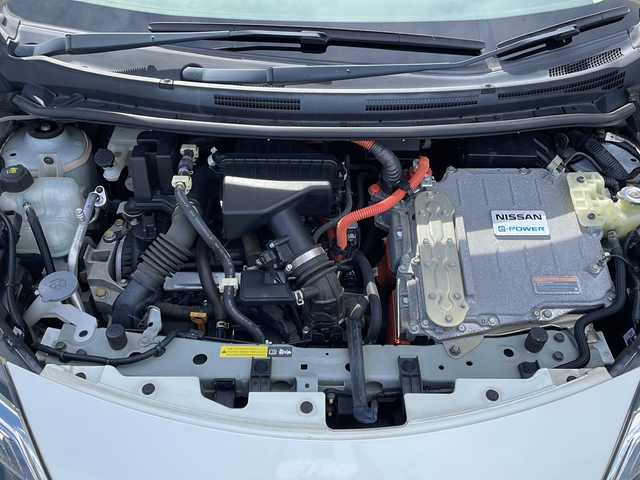 日産 ノート e－パワー X 山口県 2016(平28)年 9.9万km ブリリアントホワイトパール 純正SDナビ　【MM316D-W】/・DVD再生機能有/・フルセグテレビ/・アラウンドビューモニター/・Bluetooth接続/ETC/衝突被害軽減ブレーキ/横滑り防止装置/レーンキープアシスト/コーナーセンサー/純正フロアマット/スマートキー/プッシュスタート/スペアキー1本/ドアバイザー/ウィンカーミラー/保証書