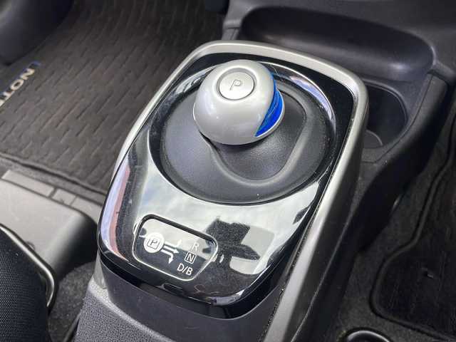 日産 ノート e－パワー X 山口県 2016(平28)年 9.9万km ブリリアントホワイトパール 純正SDナビ　【MM316D-W】/・DVD再生機能有/・フルセグテレビ/・アラウンドビューモニター/・Bluetooth接続/ETC/衝突被害軽減ブレーキ/横滑り防止装置/レーンキープアシスト/コーナーセンサー/純正フロアマット/スマートキー/プッシュスタート/スペアキー1本/ドアバイザー/ウィンカーミラー/保証書