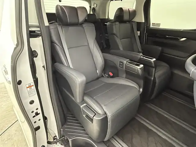 トヨタ アルファード S Cパッケージ 岡山県 2022(令4)年 3.2万km ホワイトパールクリスタルシャイン 純正9インチメモリナビ/（CD/DVD/BT/USB/AppleCarplay/AndroidAuto/フルセグ/テレビキャンセラー）/バックカメラ/純正12.1インチフリップダウンモニター(V12T-R68C)/純正ビルトインETC2.0/100V充電/プリクラッシュセーフティ/クリアランスソナー/レーントレーシングアシスト/リアクロストラフィックアラート/ロードサインアシスト/ブラインドスポットモニター/デジタルインナーミラー/前後ドライブレコーダー/両側パワースライドドア/電動格納ウィンカーミラー/ドアバイザー/ロールサンシェード/LEDヘッドライト/オートマチックハイビーム/フロントフォグランプ/純正18インチアルミホイール/革シート/運転席メモリ付きパワーシート/シートヒーター/シートベンチレーション/パワーバックドア/エンジンスターター