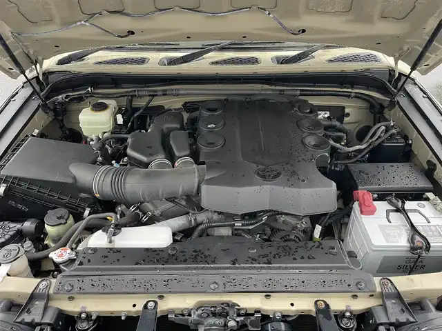 トヨタ ＦＪクルーザー カラーパッケージ 滋賀県 2016(平28)年 8.1万km ベージュ/ホワイト 社外SDナビ/・フルセグTV/FM/AM/Bluetooth/・CD/DVD/SD/USB/HDMI/バックカメラ/ETC/革巻きステアリング/サイドステップ/背面スペアタイヤ/マッドガード/クリアランスソナー/クルーズコントロール/横滑り防止装置/RRデフロック/リモコンキー/スペアキー/純正フロアマット