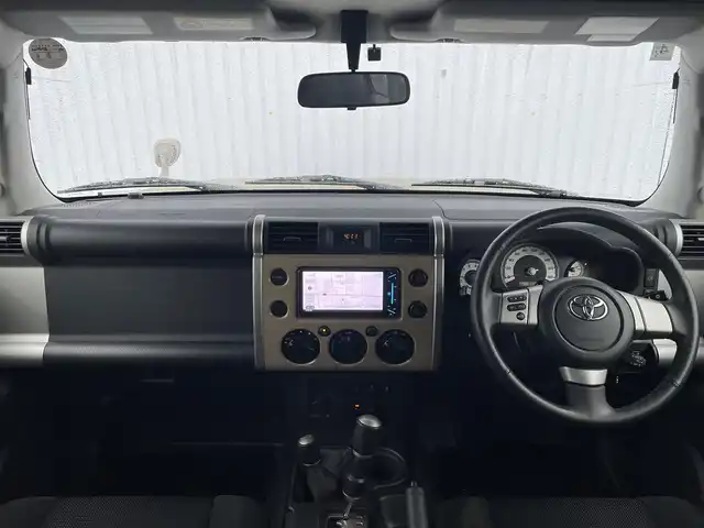 トヨタ ＦＪクルーザー カラーパッケージ 滋賀県 2016(平28)年 8.1万km ベージュ/ホワイト 社外SDナビ/・フルセグTV/FM/AM/Bluetooth/・CD/DVD/SD/USB/HDMI/バックカメラ/ETC/革巻きステアリング/サイドステップ/背面スペアタイヤ/マッドガード/クリアランスソナー/クルーズコントロール/横滑り防止装置/RRデフロック/リモコンキー/スペアキー/純正フロアマット