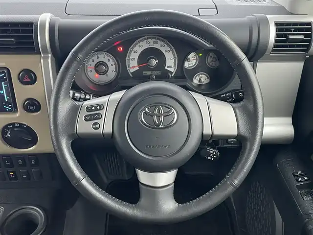 トヨタ ＦＪクルーザー カラーパッケージ 滋賀県 2016(平28)年 8.1万km ベージュ/ホワイト 社外SDナビ/・フルセグTV/FM/AM/Bluetooth/・CD/DVD/SD/USB/HDMI/バックカメラ/ETC/革巻きステアリング/サイドステップ/背面スペアタイヤ/マッドガード/クリアランスソナー/クルーズコントロール/横滑り防止装置/RRデフロック/リモコンキー/スペアキー/純正フロアマット