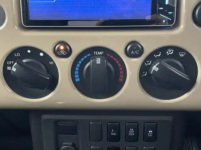 トヨタ ＦＪクルーザー カラーパッケージ 滋賀県 2016(平28)年 8.1万km ベージュ/ホワイト 社外SDナビ/・フルセグTV/FM/AM/Bluetooth/・CD/DVD/SD/USB/HDMI/バックカメラ/ETC/革巻きステアリング/サイドステップ/背面スペアタイヤ/マッドガード/クリアランスソナー/クルーズコントロール/横滑り防止装置/RRデフロック/リモコンキー/スペアキー/純正フロアマット