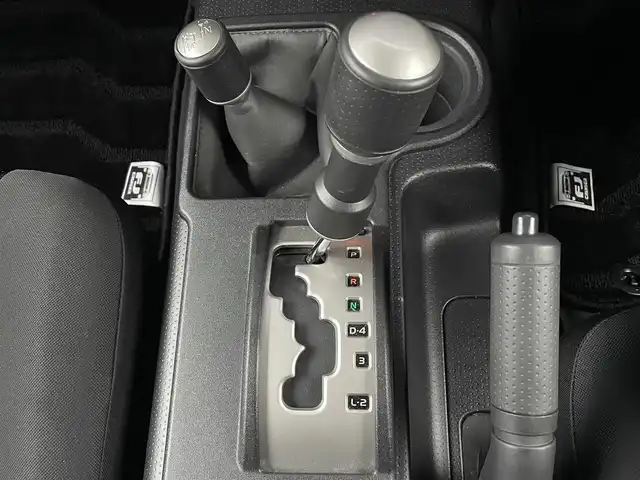 トヨタ ＦＪクルーザー カラーパッケージ 滋賀県 2016(平28)年 8.1万km ベージュ/ホワイト 社外SDナビ/・フルセグTV/FM/AM/Bluetooth/・CD/DVD/SD/USB/HDMI/バックカメラ/ETC/革巻きステアリング/サイドステップ/背面スペアタイヤ/マッドガード/クリアランスソナー/クルーズコントロール/横滑り防止装置/RRデフロック/リモコンキー/スペアキー/純正フロアマット