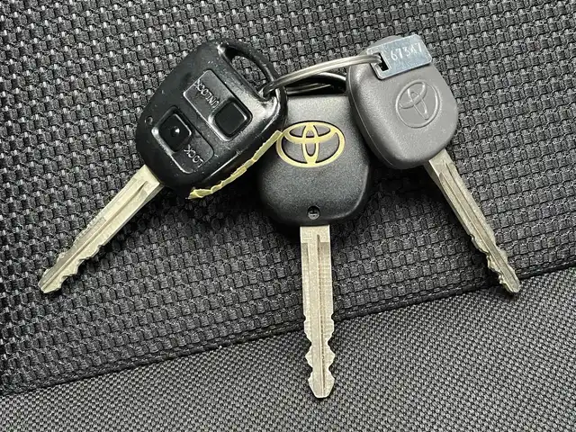 トヨタ ＦＪクルーザー カラーパッケージ 滋賀県 2016(平28)年 8.1万km ベージュ/ホワイト 社外SDナビ/・フルセグTV/FM/AM/Bluetooth/・CD/DVD/SD/USB/HDMI/バックカメラ/ETC/革巻きステアリング/サイドステップ/背面スペアタイヤ/マッドガード/クリアランスソナー/クルーズコントロール/横滑り防止装置/RRデフロック/リモコンキー/スペアキー/純正フロアマット