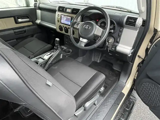 トヨタ ＦＪクルーザー カラーパッケージ 滋賀県 2016(平28)年 8.1万km ベージュ/ホワイト 社外SDナビ/・フルセグTV/FM/AM/Bluetooth/・CD/DVD/SD/USB/HDMI/バックカメラ/ETC/革巻きステアリング/サイドステップ/背面スペアタイヤ/マッドガード/クリアランスソナー/クルーズコントロール/横滑り防止装置/RRデフロック/リモコンキー/スペアキー/純正フロアマット