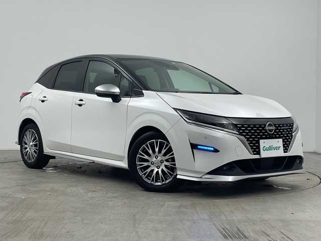 日産 ノート オーテック 三重県 2023(令5)年 2.4万km ピュアホワイトパール / スーパーブラック 2トーン /禁煙車//純正9インチメモリーナビ//エマージェンシーブレーキ//ETC2.0//衝突軽減ブレーキ//レーンキープアシスト//オートハイビーム//バックカメラ//純正前後ドライブレコーダー//ステアリングスイッチ//オーテック専用シグネイチャーLED//オーテック専用ブルー×ブラックコンビレザレットシート/　「AUTECH」刺繍（ブルーステッチ）//オーテック専用16インチAW//LED//オートライト//フォグ//サイドカーテンエアバッグ