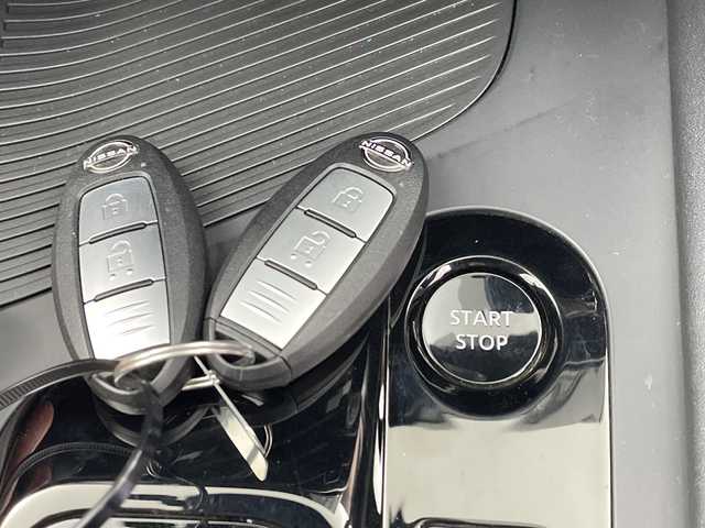 日産 ノート オーテック 三重県 2023(令5)年 2.4万km ピュアホワイトパール / スーパーブラック 2トーン /禁煙車//純正9インチメモリーナビ//エマージェンシーブレーキ//ETC2.0//衝突軽減ブレーキ//レーンキープアシスト//オートハイビーム//バックカメラ//純正前後ドライブレコーダー//ステアリングスイッチ//オーテック専用シグネイチャーLED//オーテック専用ブルー×ブラックコンビレザレットシート/　「AUTECH」刺繍（ブルーステッチ）//オーテック専用16インチAW//LED//オートライト//フォグ//サイドカーテンエアバッグ