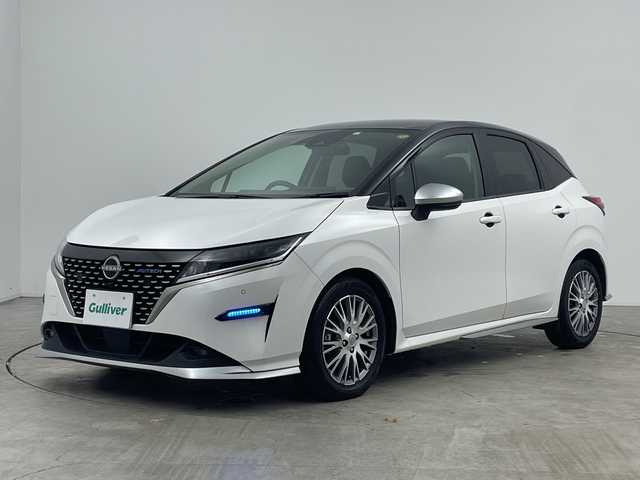 日産 ノート オーテック 三重県 2023(令5)年 2.4万km ピュアホワイトパール / スーパーブラック 2トーン /禁煙車//純正9インチメモリーナビ//エマージェンシーブレーキ//ETC2.0//衝突軽減ブレーキ//レーンキープアシスト//オートハイビーム//バックカメラ//純正前後ドライブレコーダー//ステアリングスイッチ//オーテック専用シグネイチャーLED//オーテック専用ブルー×ブラックコンビレザレットシート/　「AUTECH」刺繍（ブルーステッチ）//オーテック専用16インチAW//LED//オートライト//フォグ//サイドカーテンエアバッグ