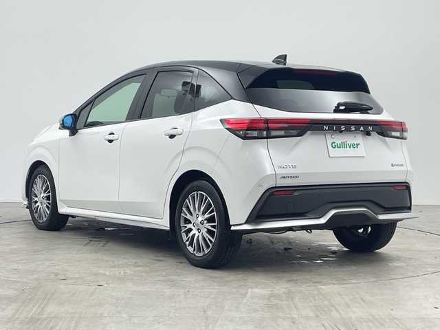 日産 ノート オーテック 三重県 2023(令5)年 2.4万km ピュアホワイトパール / スーパーブラック 2トーン /禁煙車//純正9インチメモリーナビ//エマージェンシーブレーキ//ETC2.0//衝突軽減ブレーキ//レーンキープアシスト//オートハイビーム//バックカメラ//純正前後ドライブレコーダー//ステアリングスイッチ//オーテック専用シグネイチャーLED//オーテック専用ブルー×ブラックコンビレザレットシート/　「AUTECH」刺繍（ブルーステッチ）//オーテック専用16インチAW//LED//オートライト//フォグ//サイドカーテンエアバッグ