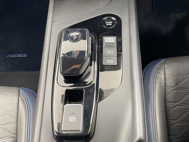 日産 ノート オーテック 三重県 2023(令5)年 2.4万km ピュアホワイトパール / スーパーブラック 2トーン /禁煙車//純正9インチメモリーナビ//エマージェンシーブレーキ//ETC2.0//衝突軽減ブレーキ//レーンキープアシスト//オートハイビーム//バックカメラ//純正前後ドライブレコーダー//ステアリングスイッチ//オーテック専用シグネイチャーLED//オーテック専用ブルー×ブラックコンビレザレットシート/　「AUTECH」刺繍（ブルーステッチ）//オーテック専用16インチAW//LED//オートライト//フォグ//サイドカーテンエアバッグ