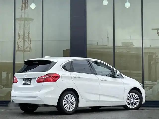 ＢＭＷ ２１８ｄ アクティブツアラー ラグジュアリー 石川県 2015(平27)年 6.6万km 白 コンフォートアクセス/黒革シート/電動メモリシート/シートヒーター/純正ナビ/Bluetooth/CD/DVD/フルセグTV/インナーミラー型ETC/アダプティブクルーズコントロール/電動リアゲート/後方クリアランスソナー/バックカメラ/ヘッドアップディスプレイ/インテリジェントセーフティ/衝突軽減ブレーキ/車線逸脱警告/スマートキー/プッシュスタート/アイドリングストップ