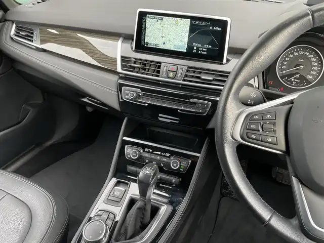 ＢＭＷ ２１８ｄ アクティブツアラー ラグジュアリー 石川県 2015(平27)年 6.6万km 白 コンフォートアクセス/黒革シート/電動メモリシート/シートヒーター/純正ナビ/Bluetooth/CD/DVD/フルセグTV/インナーミラー型ETC/アダプティブクルーズコントロール/電動リアゲート/後方クリアランスソナー/バックカメラ/ヘッドアップディスプレイ/インテリジェントセーフティ/衝突軽減ブレーキ/車線逸脱警告/スマートキー/プッシュスタート/アイドリングストップ