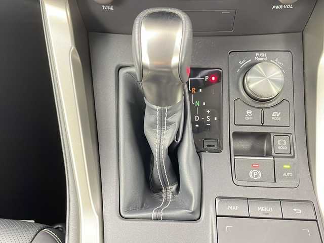 レクサス ＮＸ 300h バージョンL 道央・札幌 2018(平30)年 3.8万km マーキュリーグレーマイカ ・４WD   ハイブリッド/・Lexus Safety System＋/・レーダークルーズコントロール/・プリクラッシュセーフティ/・パーキングサポートブレーキ/・ムーンルーフ/・純正14インチディスプレイ ナビ/・BD.DVD.CD.フルセグ/・Bluretooth/USB/・バックカメラ/・パワーバックドア /・ベンチレーション/・全席席パワーシート/シートヒーター/・レザーシート/ステアリングヒーター/・ドライブレコーダー前後式/・三眼フルLEDヘッドライト/オートライト/・オートハイビーム/・ビルトインETC