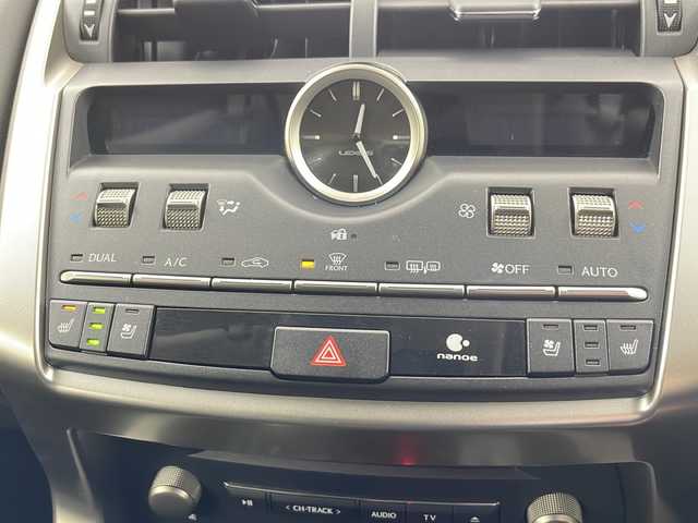 レクサス ＮＸ 300h バージョンL 道央・札幌 2018(平30)年 3.8万km マーキュリーグレーマイカ ・４WD   ハイブリッド/・Lexus Safety System＋/・レーダークルーズコントロール/・プリクラッシュセーフティ/・パーキングサポートブレーキ/・ムーンルーフ/・純正14インチディスプレイ ナビ/・BD.DVD.CD.フルセグ/・Bluretooth/USB/・バックカメラ/・パワーバックドア /・ベンチレーション/・全席席パワーシート/シートヒーター/・レザーシート/ステアリングヒーター/・ドライブレコーダー前後式/・三眼フルLEDヘッドライト/オートライト/・オートハイビーム/・ビルトインETC