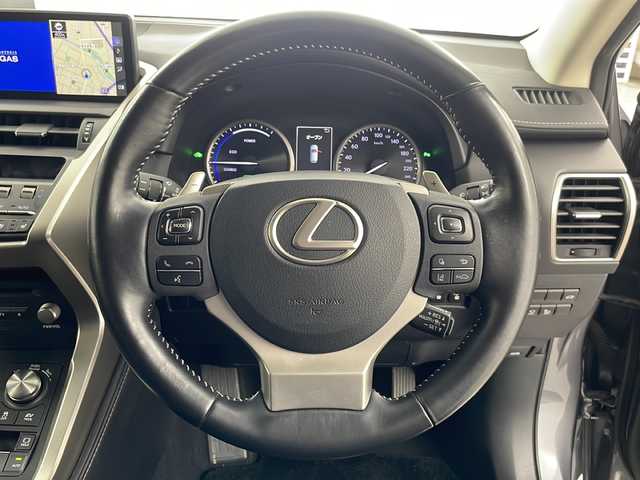 レクサス ＮＸ 300h バージョンL 道央・札幌 2018(平30)年 3.8万km マーキュリーグレーマイカ ・４WD   ハイブリッド/・Lexus Safety System＋/・レーダークルーズコントロール/・プリクラッシュセーフティ/・パーキングサポートブレーキ/・ムーンルーフ/・純正14インチディスプレイ ナビ/・BD.DVD.CD.フルセグ/・Bluretooth/USB/・バックカメラ/・パワーバックドア /・ベンチレーション/・全席席パワーシート/シートヒーター/・レザーシート/ステアリングヒーター/・ドライブレコーダー前後式/・三眼フルLEDヘッドライト/オートライト/・オートハイビーム/・ビルトインETC