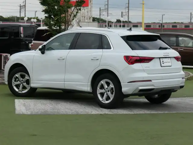 アウディ Ｑ３ 35TFSI アドバンスド 千葉県 2023(令5)年 2.1万km グレイシアホワイトメタリック Audiプレセンス/サイドアシスト/アダプティブドライビングアシスト/パーキングエイド/ワイヤレス充電/パワーバックドア/ブラックレザーシート/前席パワーシート/シートヒーター/純正ナビ/【Bluetooth接続】/360°カメラ/革巻きステアリング/ドライブレコーダー（前後撮影）/ETC（2.0）/LEDヘッドライト/ウインカーミラー/コーナーセンサー/純正17インチアルミホイル/サイド/カーテンエアバッグ/スマートキー/自社名変中
