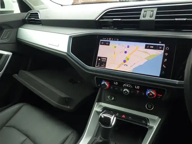 アウディ Ｑ３ 35TFSI アドバンスド 千葉県 2023(令5)年 2.1万km グレイシアホワイトメタリック Audiプレセンス/サイドアシスト/アダプティブドライビングアシスト/パーキングエイド/ワイヤレス充電/パワーバックドア/ブラックレザーシート/前席パワーシート/シートヒーター/純正ナビ/【Bluetooth接続】/360°カメラ/革巻きステアリング/ドライブレコーダー（前後撮影）/ETC（2.0）/LEDヘッドライト/ウインカーミラー/コーナーセンサー/純正17インチアルミホイル/サイド/カーテンエアバッグ/スマートキー/自社名変中
