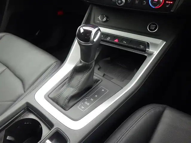 アウディ Ｑ３ 35TFSI アドバンスド 千葉県 2023(令5)年 2.1万km グレイシアホワイトメタリック Audiプレセンス/サイドアシスト/アダプティブドライビングアシスト/パーキングエイド/ワイヤレス充電/パワーバックドア/ブラックレザーシート/前席パワーシート/シートヒーター/純正ナビ/【Bluetooth接続】/360°カメラ/革巻きステアリング/ドライブレコーダー（前後撮影）/ETC（2.0）/LEDヘッドライト/ウインカーミラー/コーナーセンサー/純正17インチアルミホイル/サイド/カーテンエアバッグ/スマートキー/自社名変中