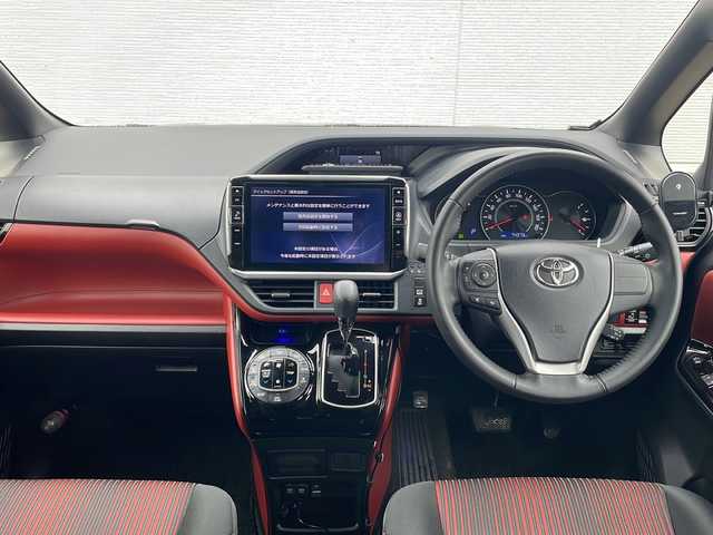 トヨタ ヴォクシー ZS 秋田県 2017(平29)年 7.5万km ブラック 登録時走行距離74373km/４WD/社外メモリナビ/CD/DVD/Bluetooth/フルセグTV/後部用モニター/バックカメラ/ETC/前方ドライブレコーダー/横滑り防止装置/盗難防止装置/レーンキープアシスト/衝突被害軽減システム/両側パワースライドドア/オートライト/オートマチックハイビーム/LEDヘッドライト/フォグランプ/スマートキー/スペアキー/エンジンスターター