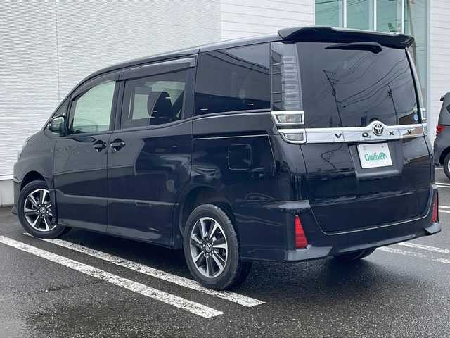 トヨタ ヴォクシー ZS 秋田県 2017(平29)年 7.5万km ブラック 登録時走行距離74373km/４WD/社外メモリナビ/CD/DVD/Bluetooth/フルセグTV/後部用モニター/バックカメラ/ETC/前方ドライブレコーダー/横滑り防止装置/盗難防止装置/レーンキープアシスト/衝突被害軽減システム/両側パワースライドドア/オートライト/オートマチックハイビーム/LEDヘッドライト/フォグランプ/スマートキー/スペアキー/エンジンスターター