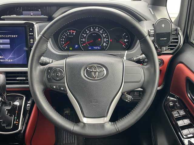 トヨタ ヴォクシー ZS 秋田県 2017(平29)年 7.5万km ブラック 登録時走行距離74373km/４WD/社外メモリナビ/CD/DVD/Bluetooth/フルセグTV/後部用モニター/バックカメラ/ETC/前方ドライブレコーダー/横滑り防止装置/盗難防止装置/レーンキープアシスト/衝突被害軽減システム/両側パワースライドドア/オートライト/オートマチックハイビーム/LEDヘッドライト/フォグランプ/スマートキー/スペアキー/エンジンスターター