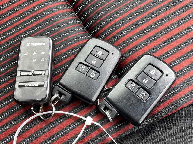 トヨタ ヴォクシー ZS 秋田県 2017(平29)年 7.5万km ブラック 登録時走行距離74373km/４WD/社外メモリナビ/CD/DVD/Bluetooth/フルセグTV/後部用モニター/バックカメラ/ETC/前方ドライブレコーダー/横滑り防止装置/盗難防止装置/レーンキープアシスト/衝突被害軽減システム/両側パワースライドドア/オートライト/オートマチックハイビーム/LEDヘッドライト/フォグランプ/スマートキー/スペアキー/エンジンスターター