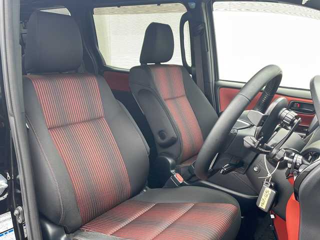 トヨタ ヴォクシー ZS 秋田県 2017(平29)年 7.5万km ブラック 登録時走行距離74373km/４WD/社外メモリナビ/CD/DVD/Bluetooth/フルセグTV/後部用モニター/バックカメラ/ETC/前方ドライブレコーダー/横滑り防止装置/盗難防止装置/レーンキープアシスト/衝突被害軽減システム/両側パワースライドドア/オートライト/オートマチックハイビーム/LEDヘッドライト/フォグランプ/スマートキー/スペアキー/エンジンスターター